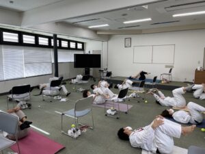 社内での月一開催YOGA教室