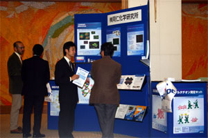 (株)同仁科学研究所のブースの様子